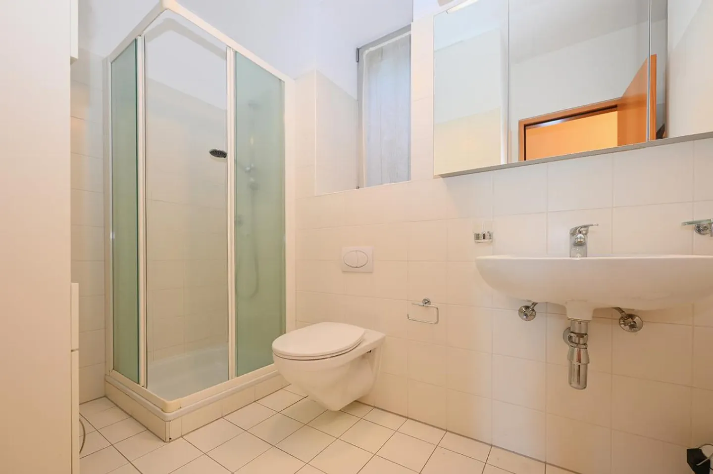 Appartement Meublé Élégant avec Vue Panoramique à Porza - Photo 14 sur 16