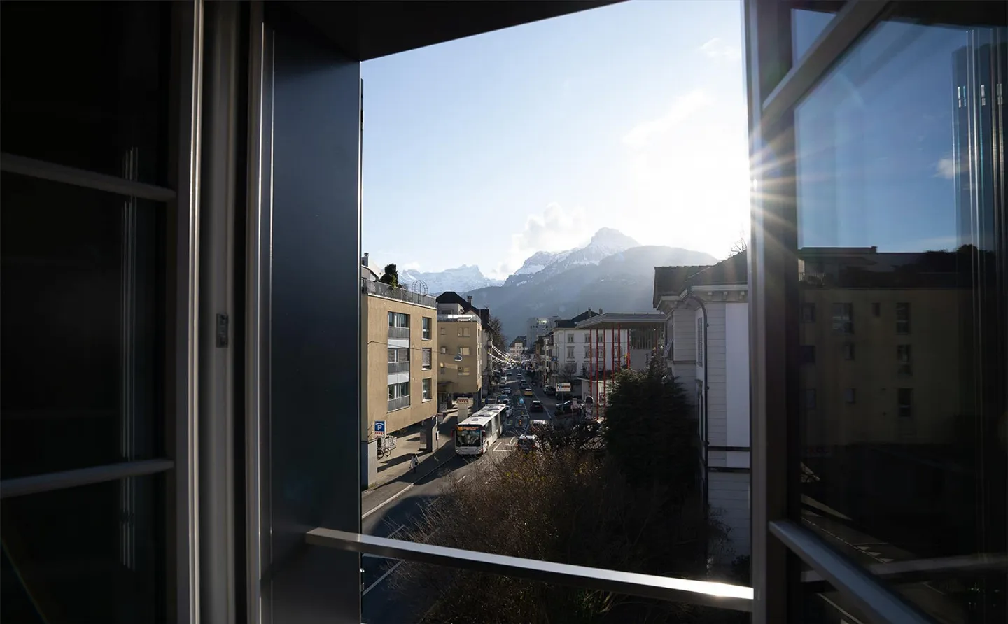 Modern 3 ½ Room Attic Apartment in Prime Location in Brunnen SZ - Photo 2 of 11