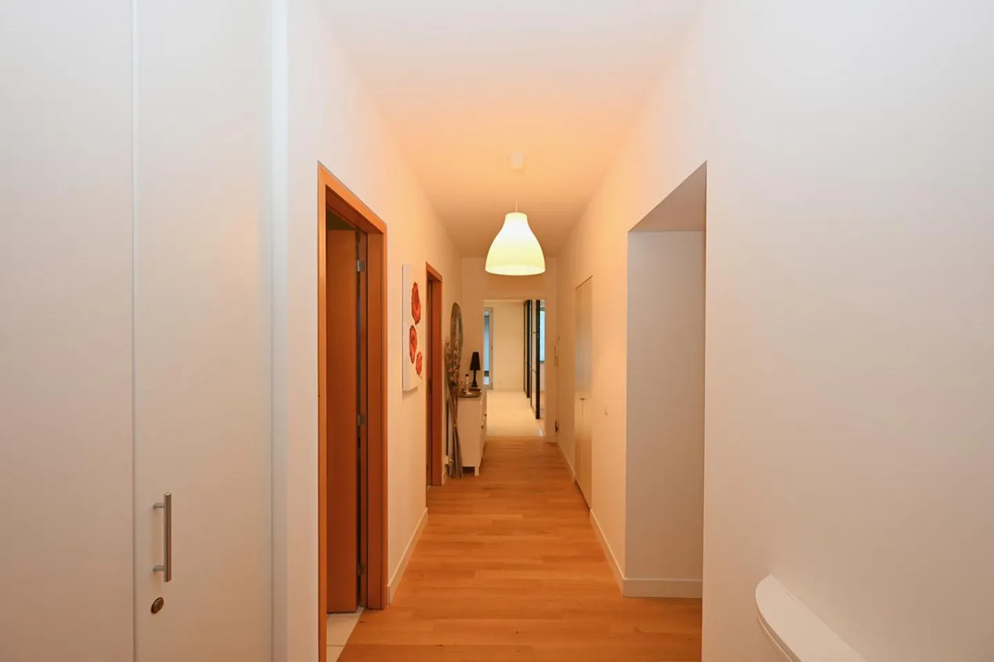 Appartement Meublé Élégant avec Vue Panoramique à Porza - Photo 15 sur 16