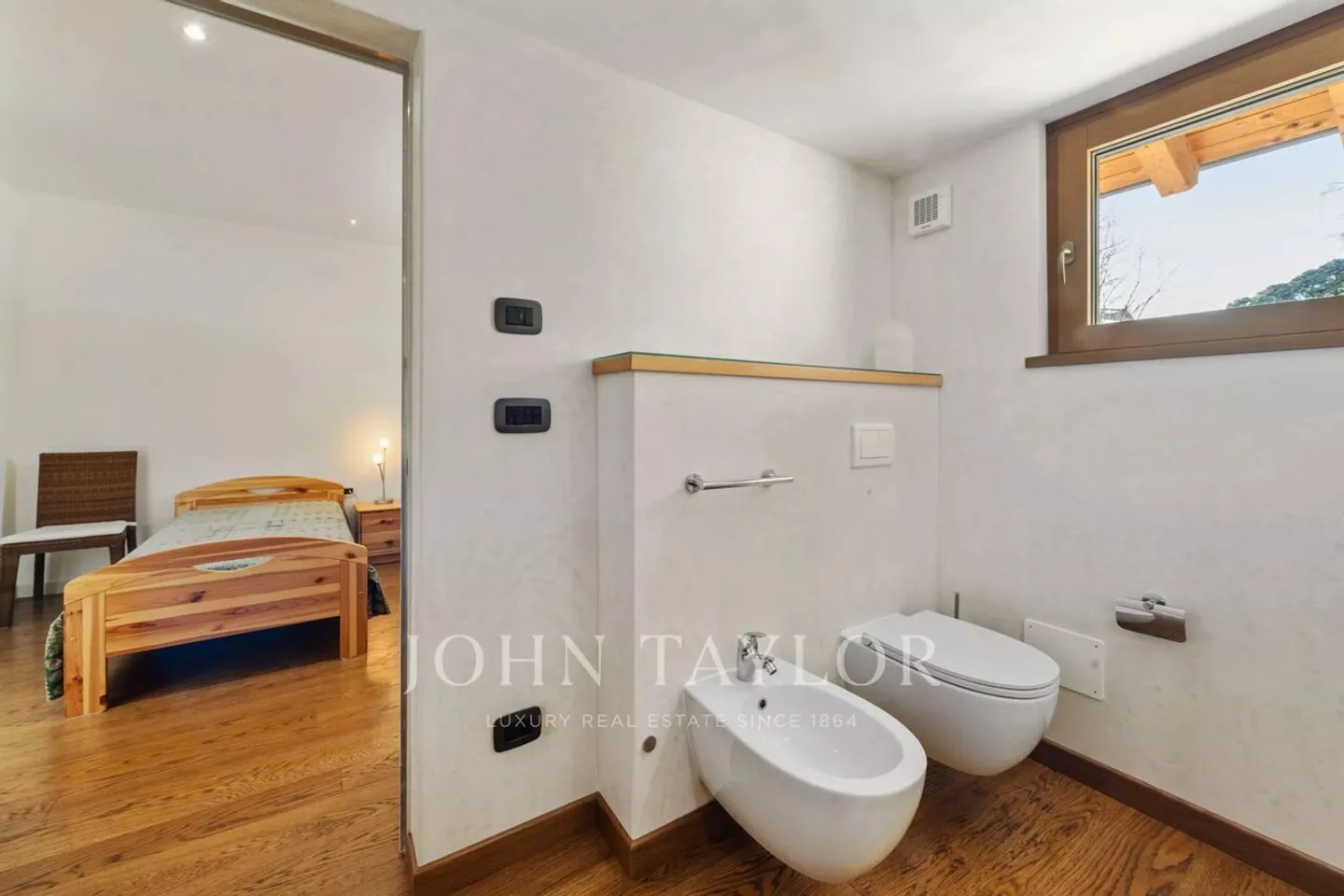 Magnifico chalet contemporaneo con vista sulle Alpi, terreno con piscina, ascensore - Foto 9 di 13