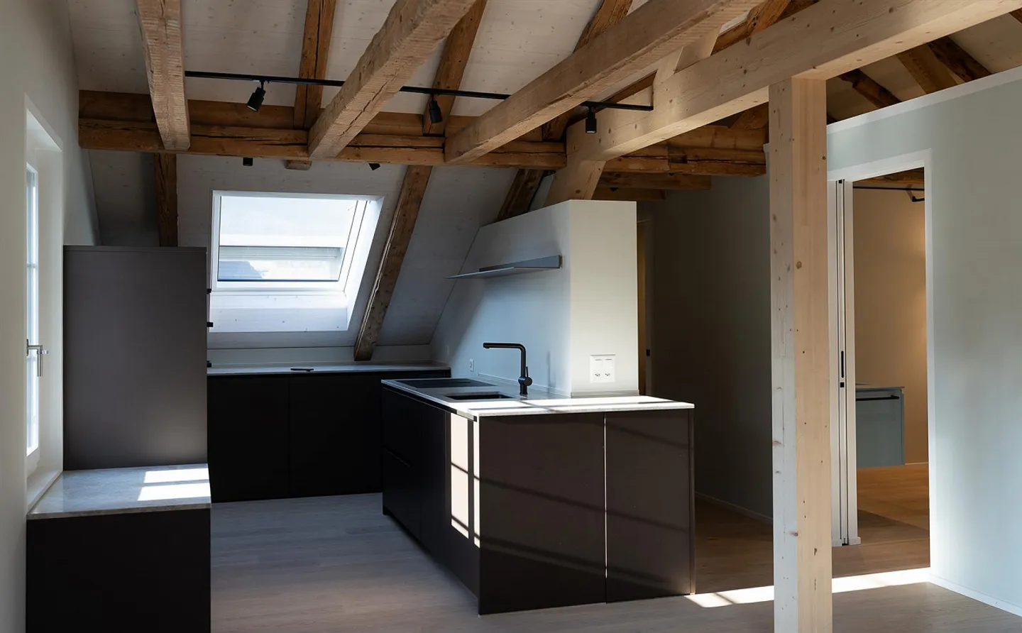 Modern 3 ½ Room Attic Apartment in Prime Location in Brunnen SZ - Photo 4 of 11