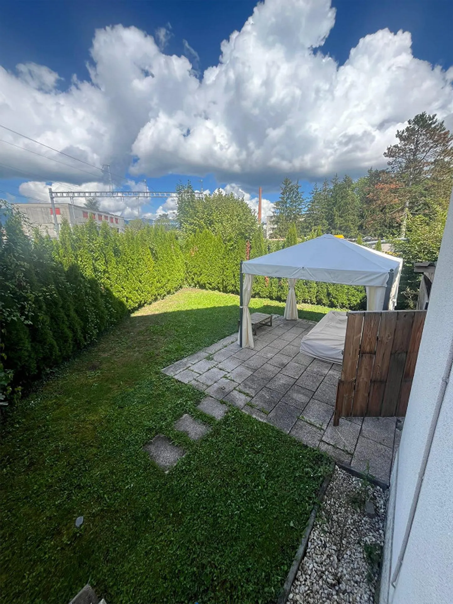 Appartement de 3 pièces au rez-de-chaussée avec jardin - très central à Biberist - Photo 3 sur 3