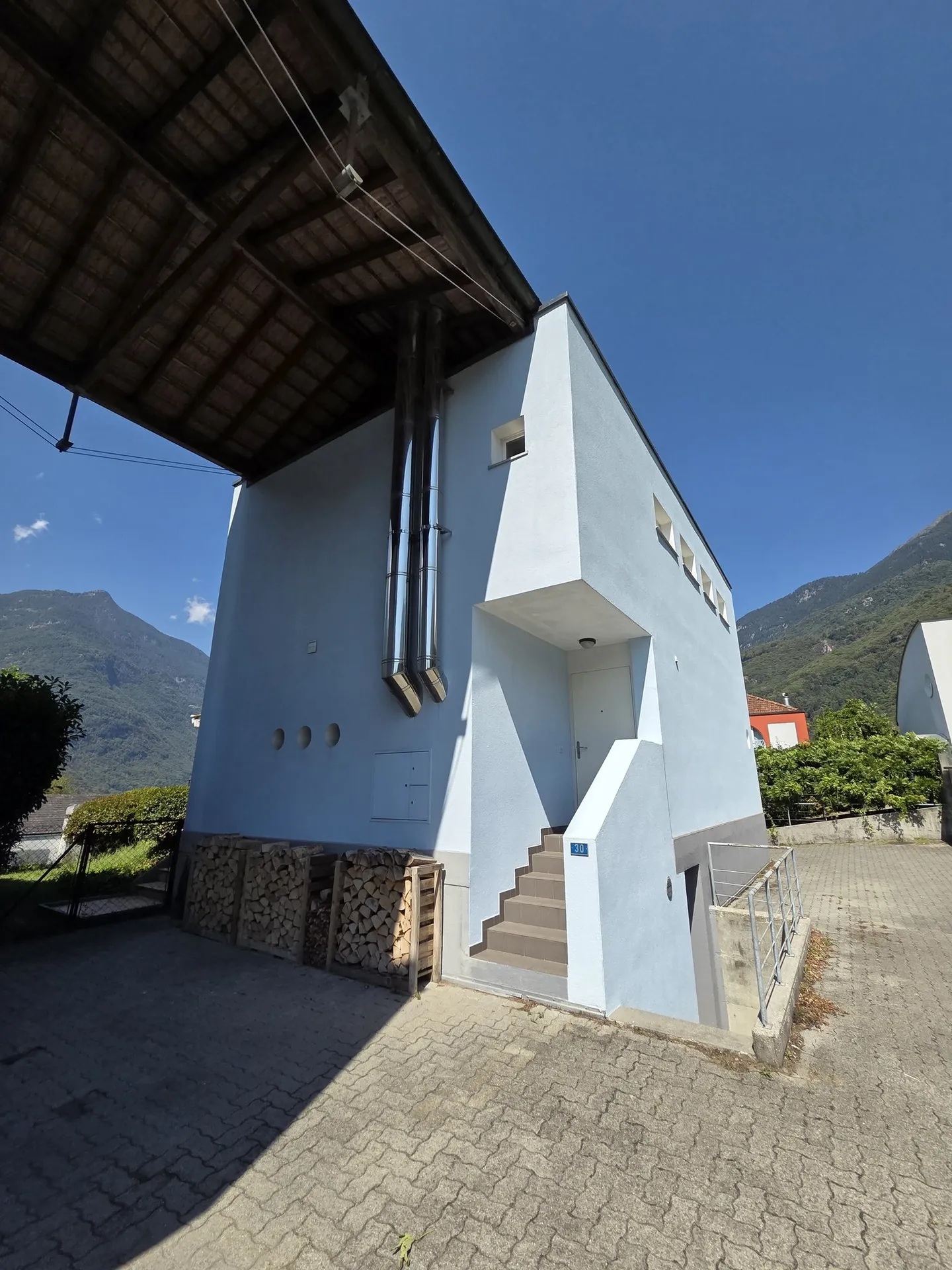 Single-family house in a quiet residential area - Photo 3 of 21