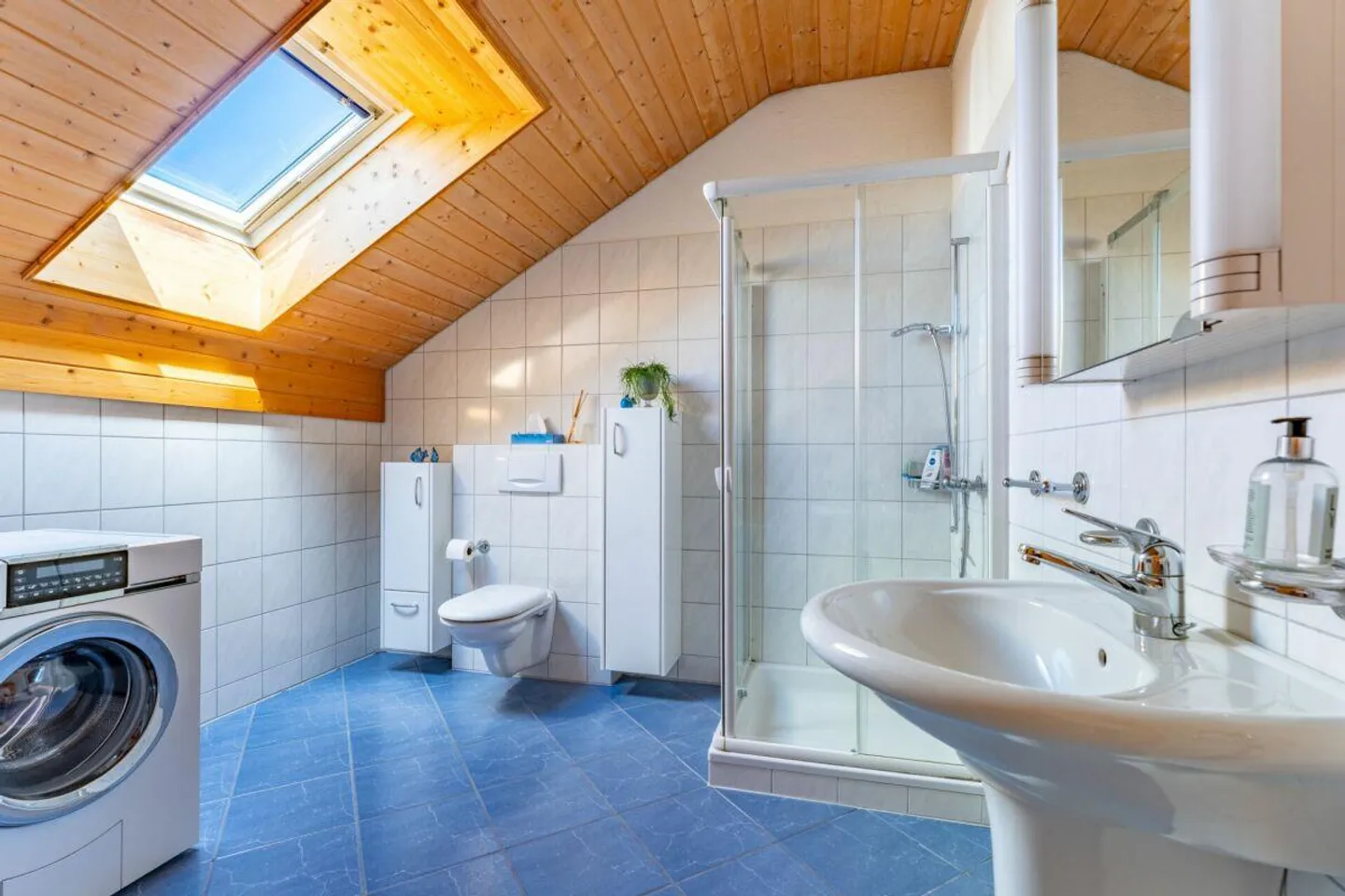 Es Huus em Huus: grossi 6.5-Zemmer-Maisonette-Wohnig - Foto 9 von 12