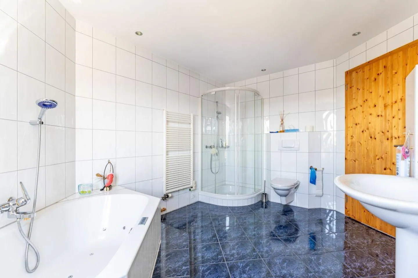 Es Huus em Huus: grossi 6.5-Zemmer-Maisonette-Wohnig - Foto 12 von 12