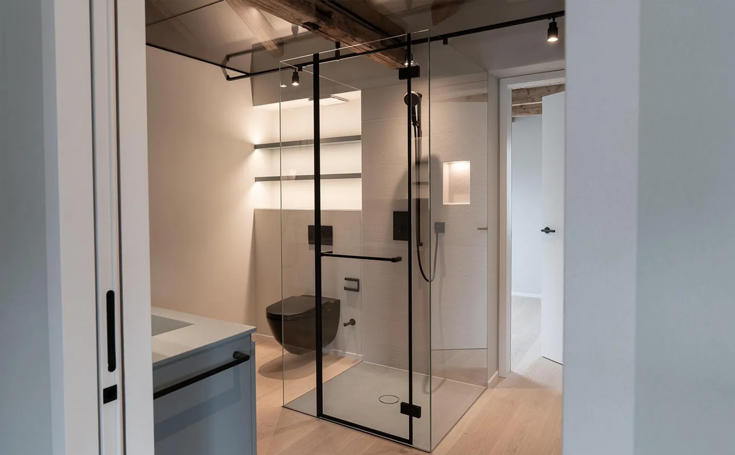 Modern 3 ½ Room Attic Apartment in Prime Location in Brunnen SZ - Photo 7 of 11