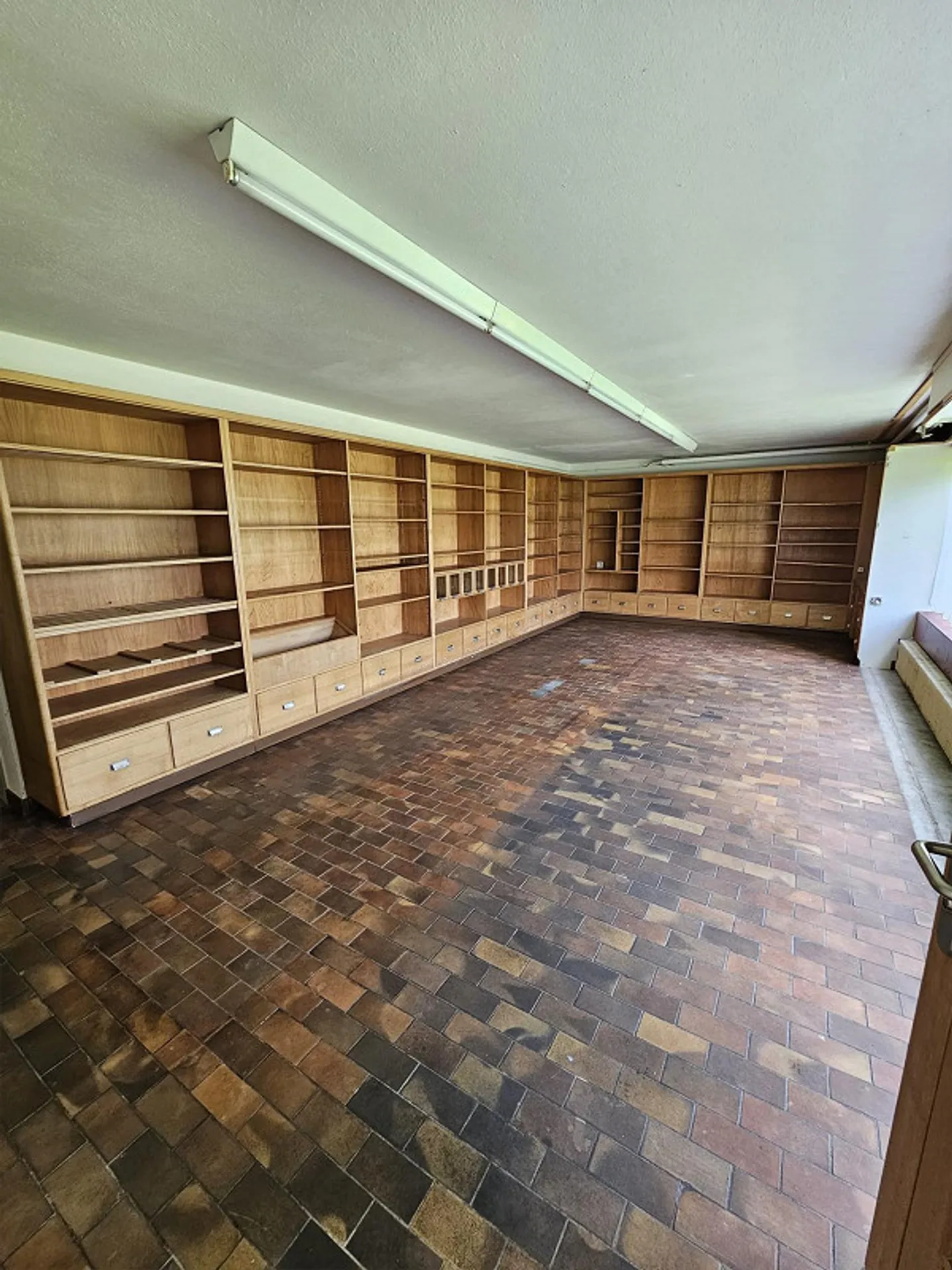 large storage room, heated for rent - Photo 1 of 5