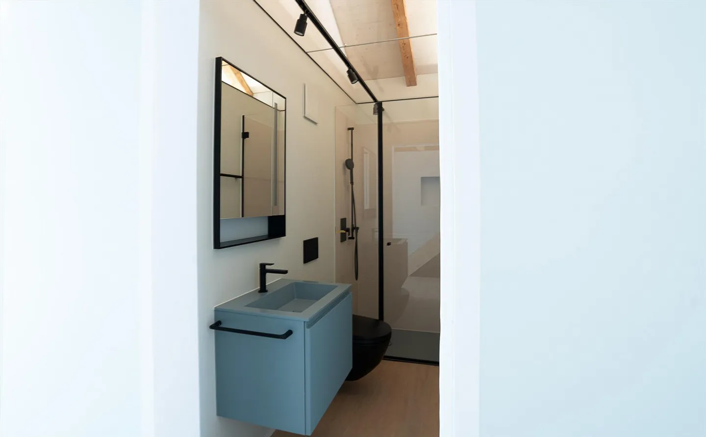 Modern 3 ½ Room Attic Apartment in Prime Location in Brunnen SZ - Photo 10 of 11