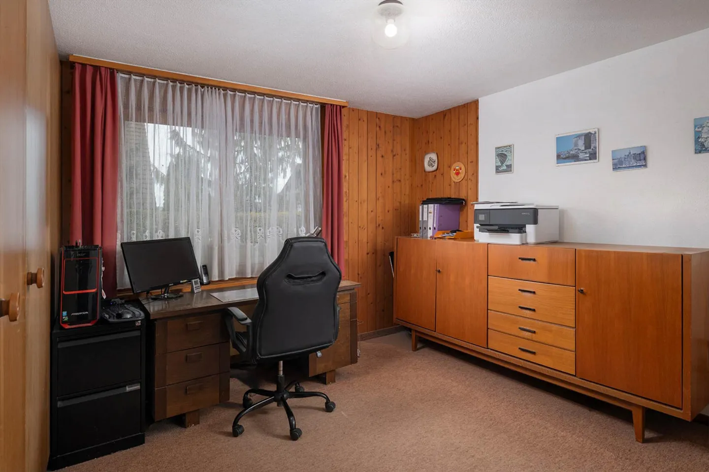 Casa unifamiliare adatta alle famiglie con tanto spazio e potenziale! - Foto 2 di 18