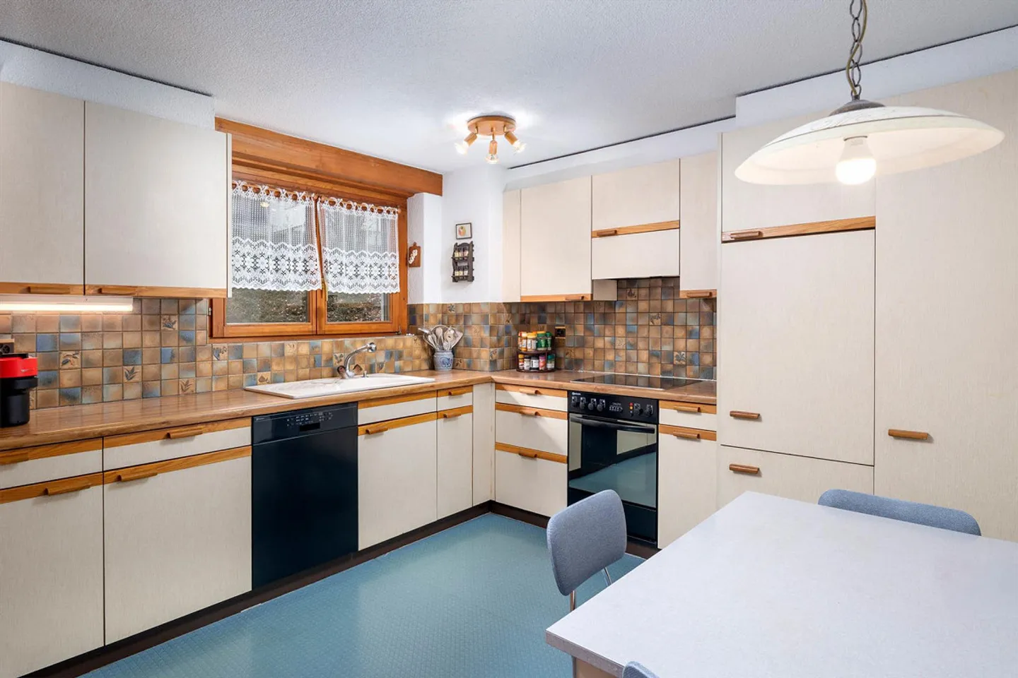 Casa unifamiliare adatta alle famiglie con tanto spazio e potenziale! - Foto 13 di 18