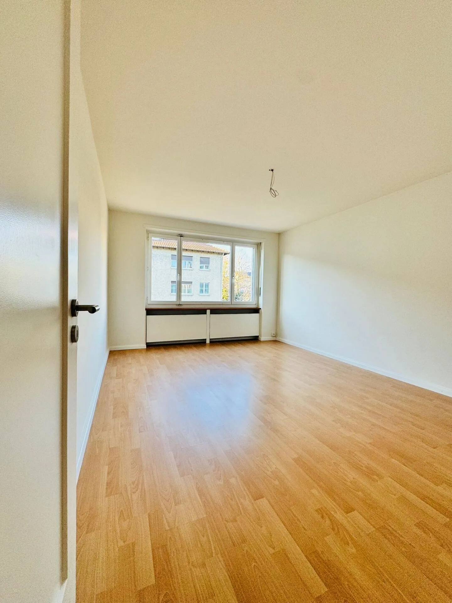 Appartement 3 pièces récemment rénové avec balcon et propre machine à laver/sèche-linge disponible immédiatement - Photo 6 sur 8