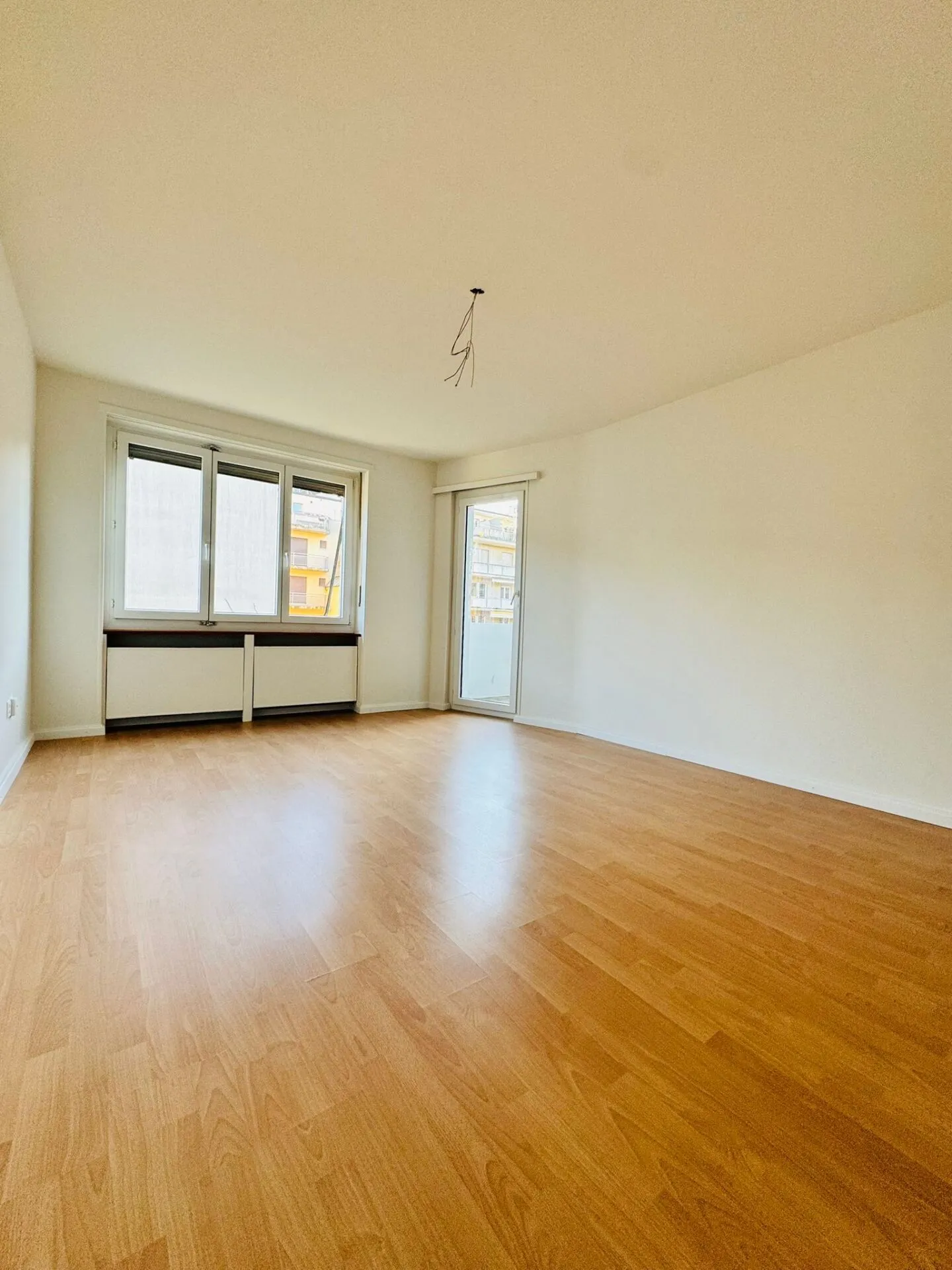 Appartement 3 pièces récemment rénové avec balcon et propre machine à laver/sèche-linge disponible immédiatement - Photo 7 sur 8