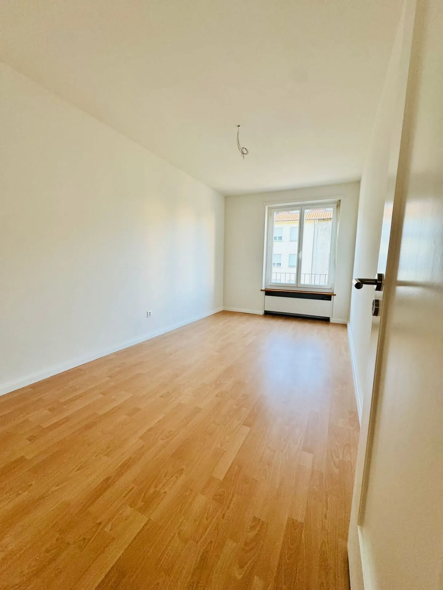 Appartement 3 pièces récemment rénové avec balcon et propre machine à laver/sèche-linge disponible immédiatement - Photo 8 sur 8