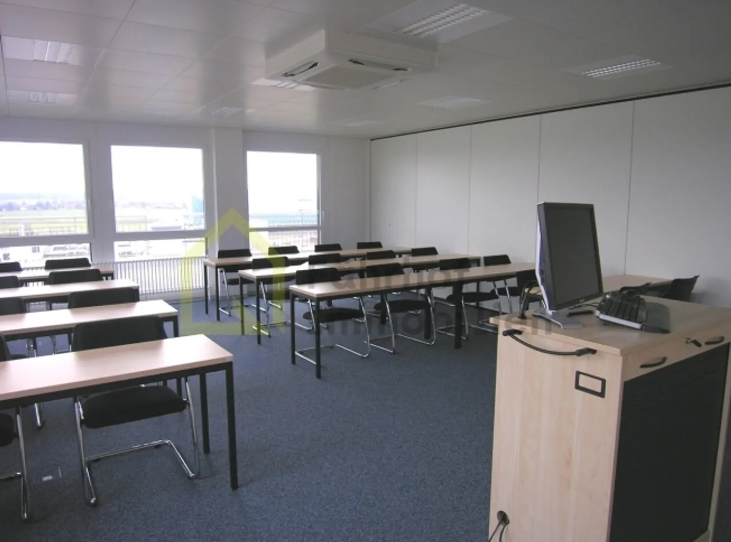 Bright office space in a central location with terrace - Photo 2 of 12