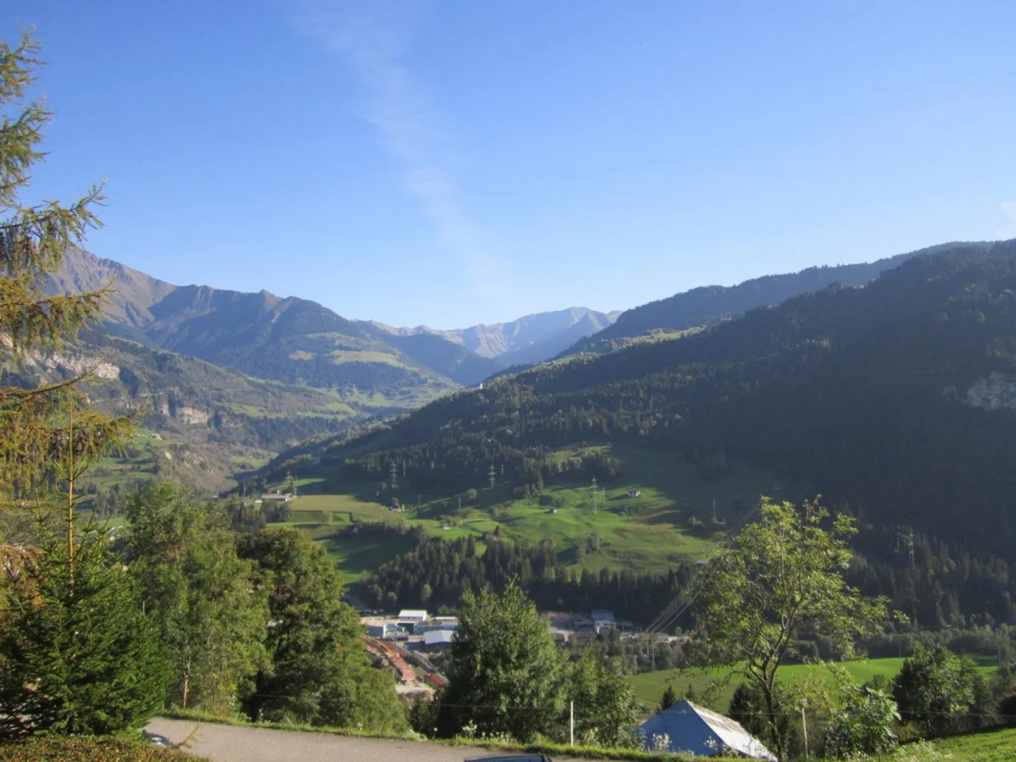 Detached 4.5-room chalet, Tischinas/Ruschein - Photo 2 of 15