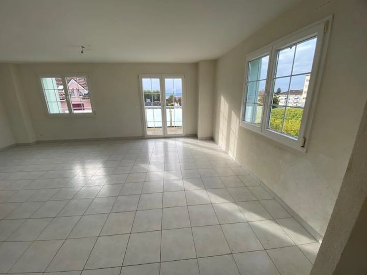 Beautiful 3.5-room apartment - Mont-sur-Rolle - Lake view - Photo 2 of 13