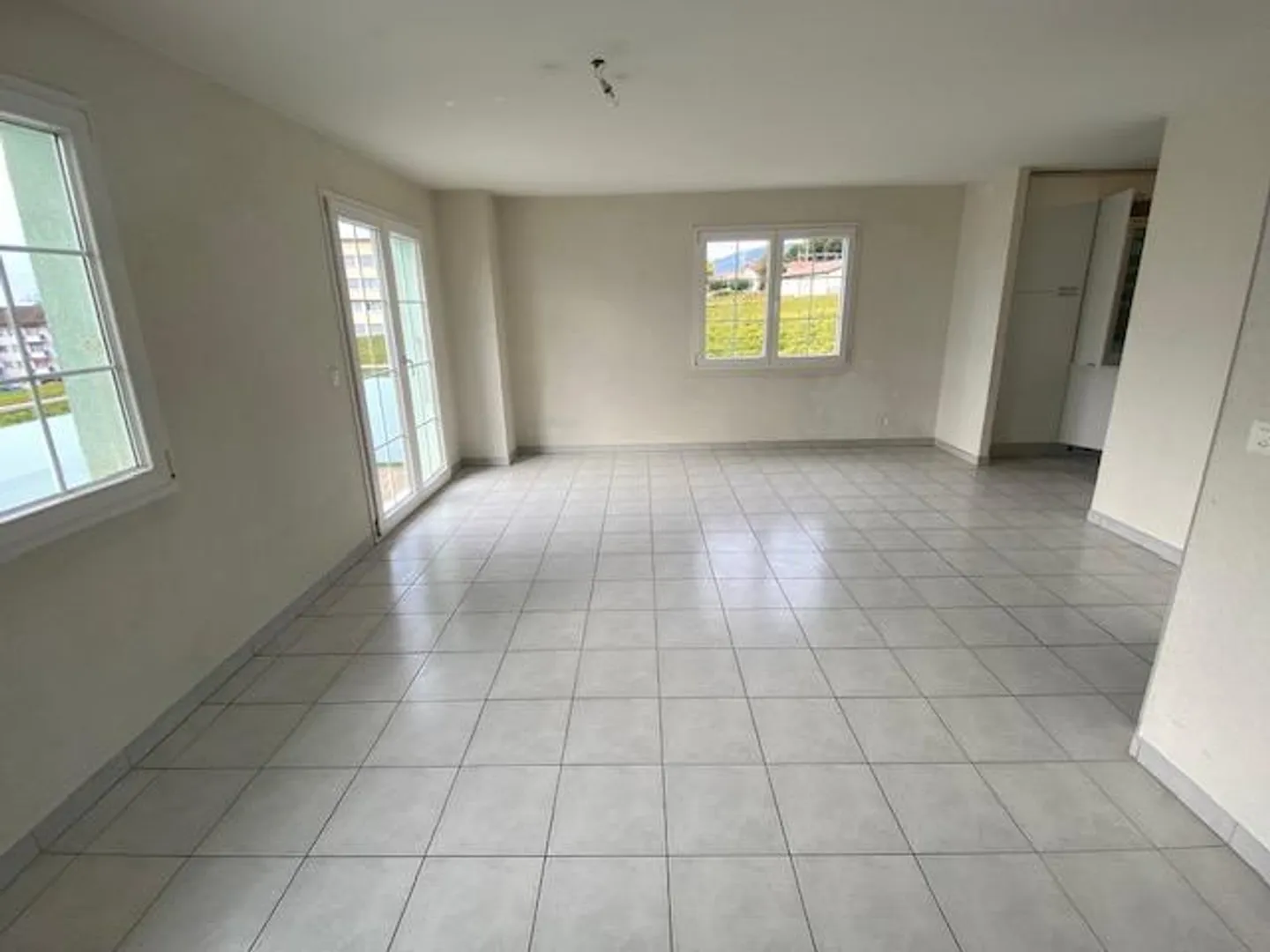 Beautiful 3.5-room apartment - Mont-sur-Rolle - Lake view - Photo 3 of 13