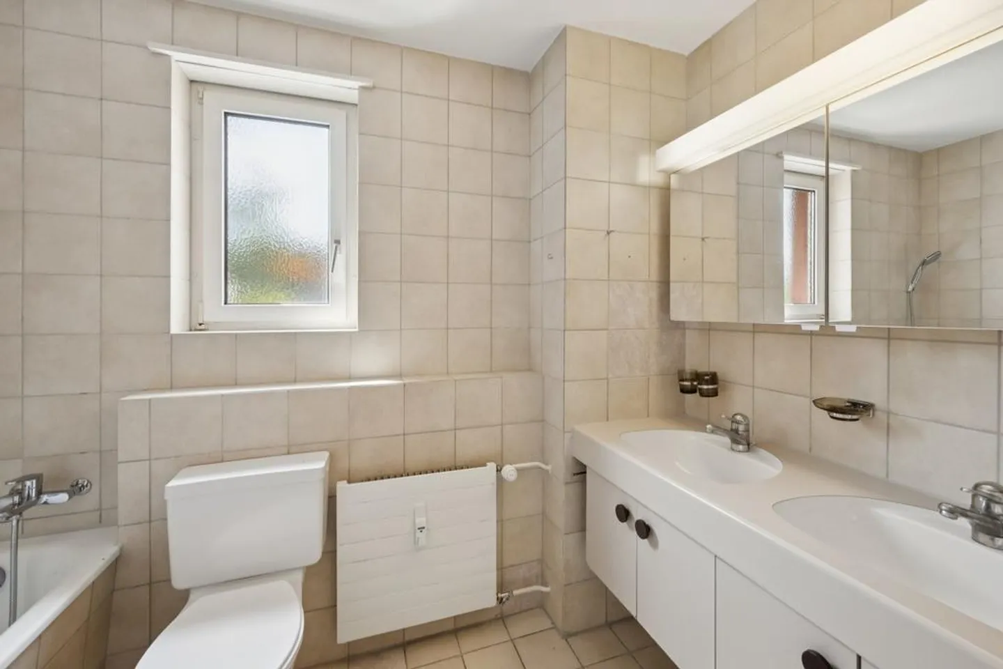 Ampio appartamento di 5,5 locali in una posizione tranquilla a Reinach - Foto 8 di 10