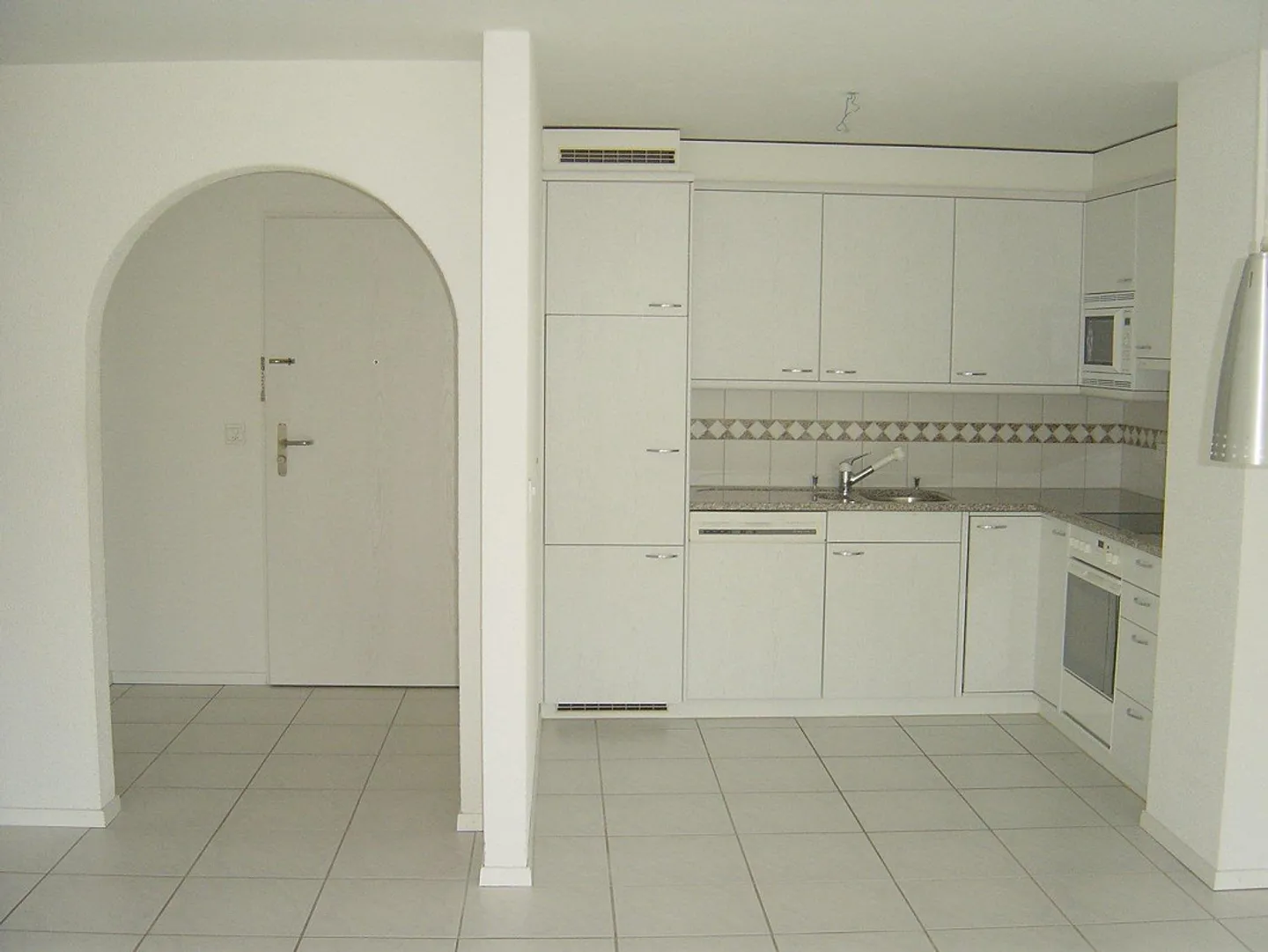 Sunny 2.5-Room Ground Floor Apartment - Photo 6 of 12