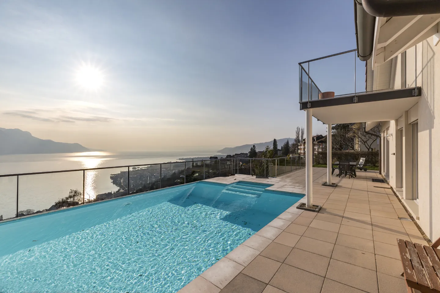 Belle villa avec piscine offrant un panorama exceptionnel - Photo 2 sur 14