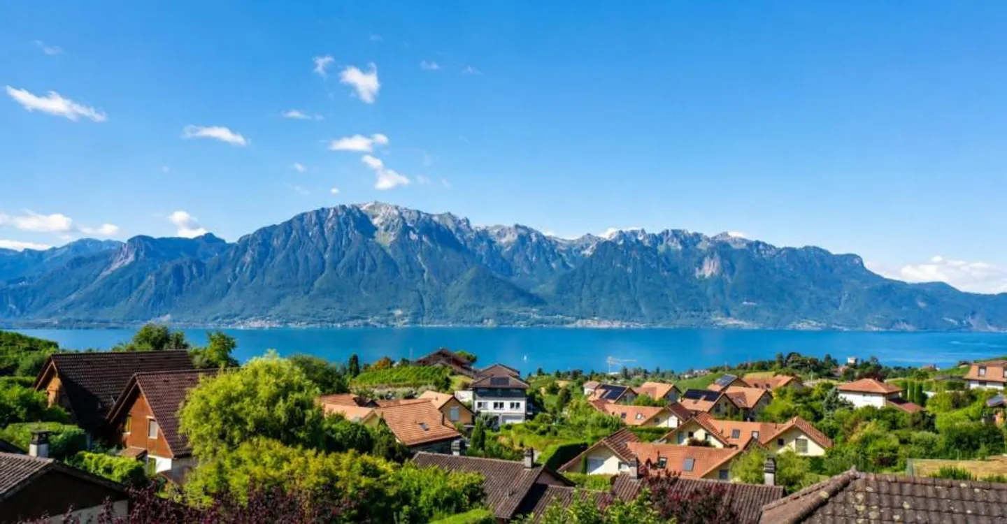 Einzelne Immobilie mit Seeblick und großem Grundstück - Foto 2 von 13