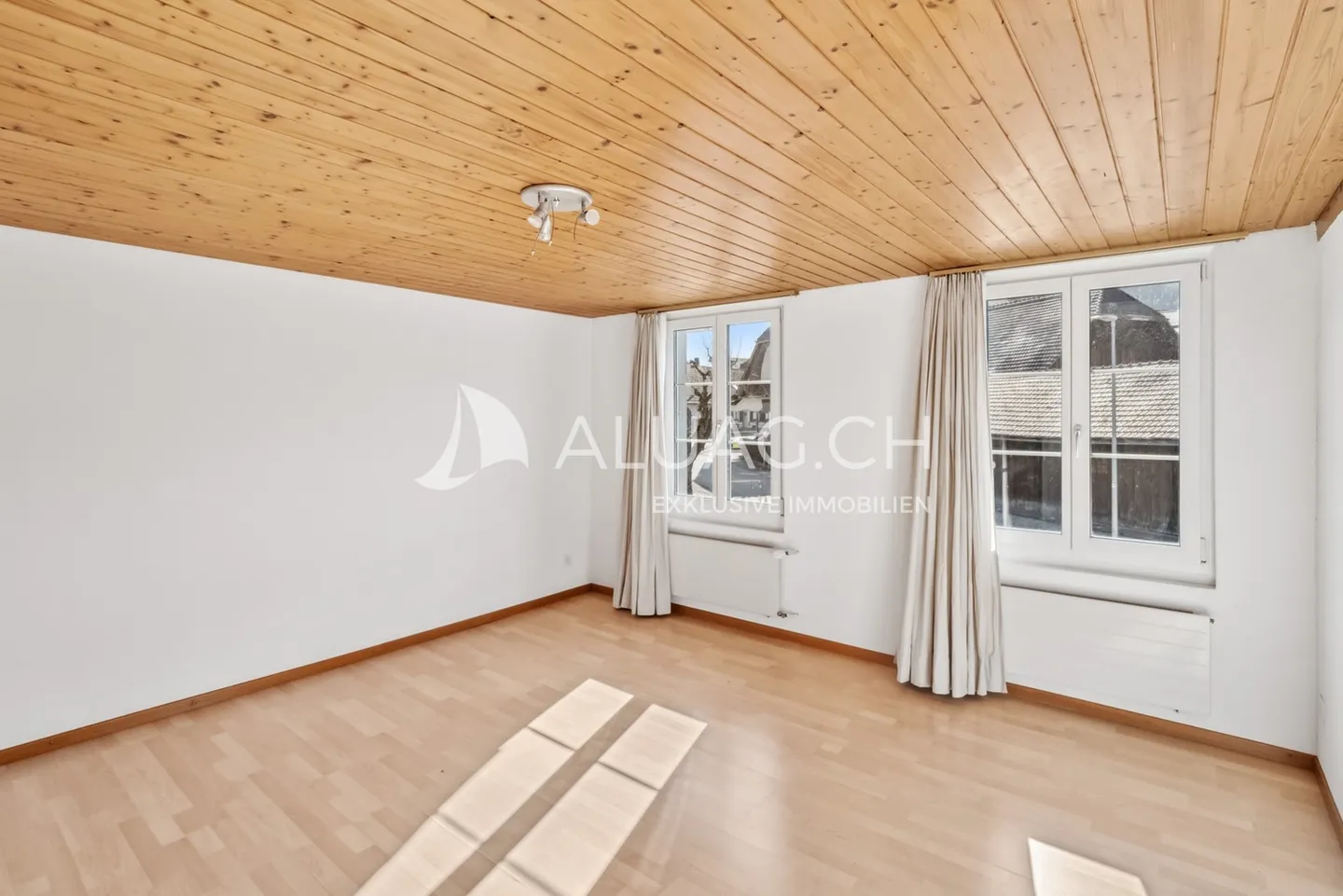 BAUERNHAUS MIT 2 WOHNUNGEN UND REITPLATZ - Foto 7 von 14