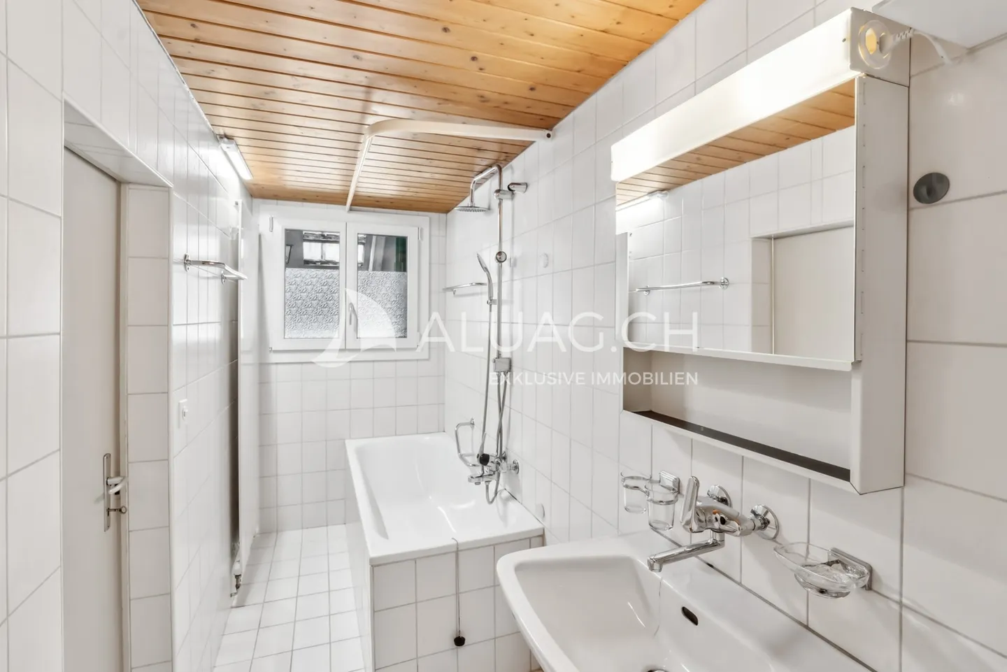 BAUERNHAUS MIT 2 WOHNUNGEN UND REITPLATZ - Foto 8 von 14