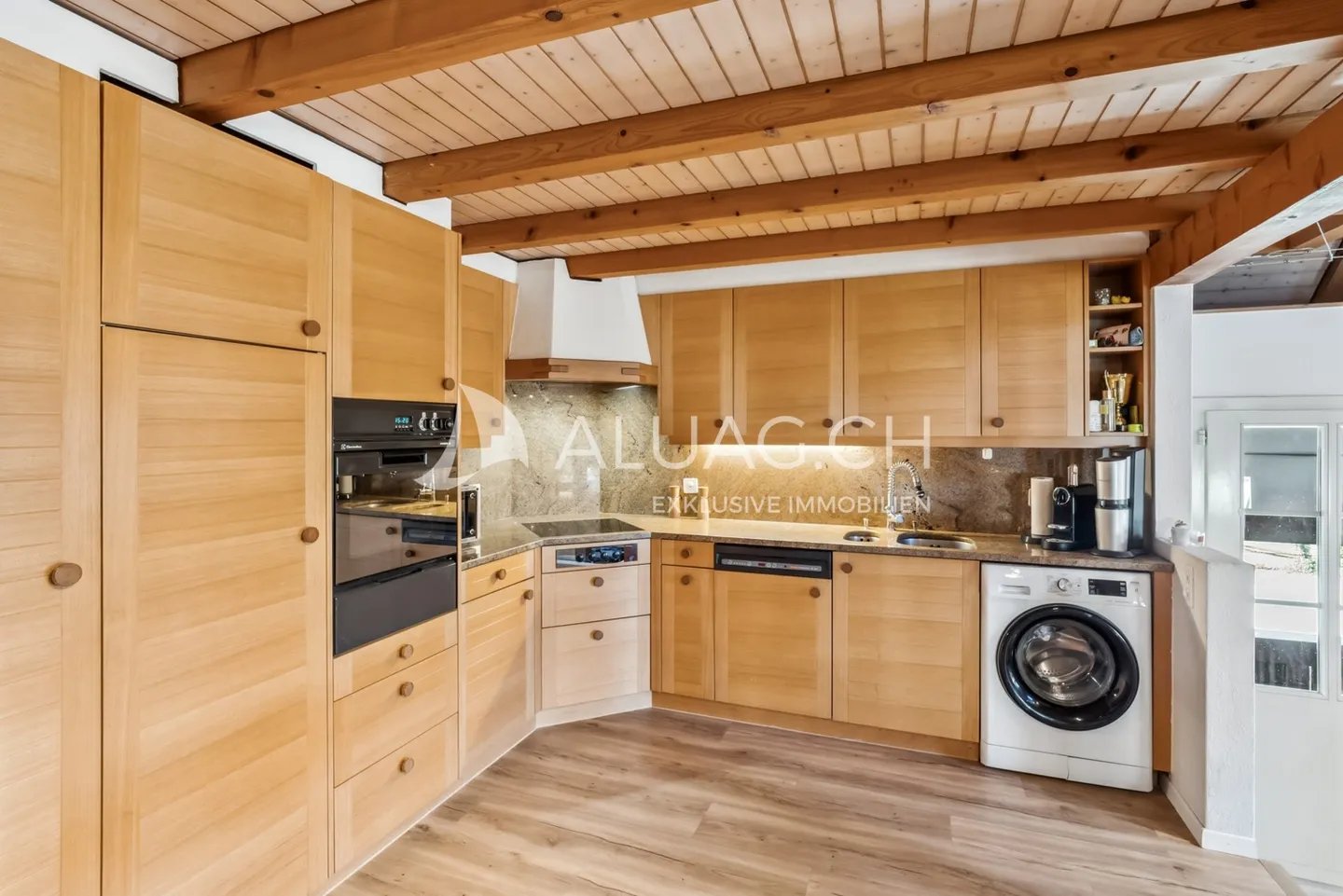BAUERNHAUS MIT 2 WOHNUNGEN UND REITPLATZ - Foto 10 von 14