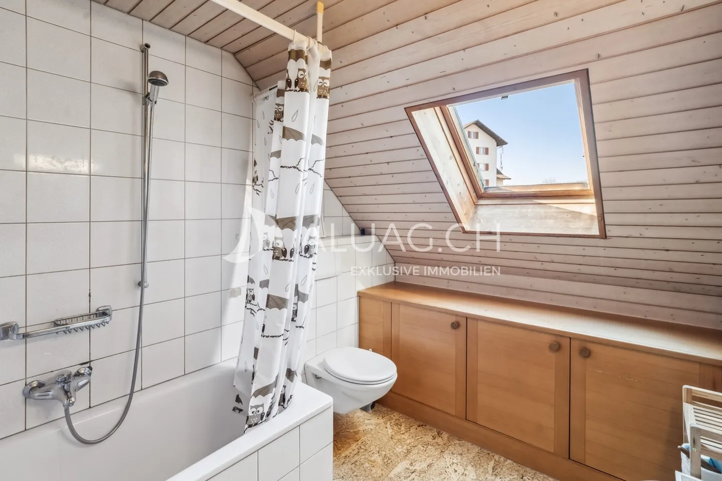 BAUERNHAUS MIT 2 WOHNUNGEN UND REITPLATZ - Foto 12 von 14