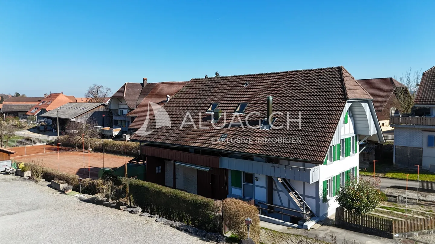 BAUERNHAUS MIT 2 WOHNUNGEN UND REITPLATZ - Foto 2 von 14