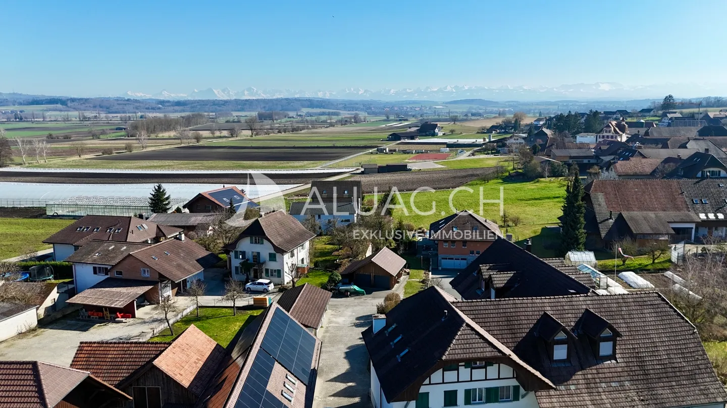 BAUERNHAUS MIT 2 WOHNUNGEN UND REITPLATZ - Foto 3 von 14