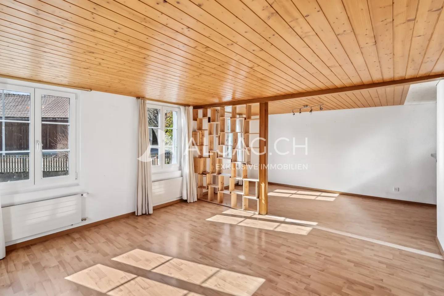 BAUERNHAUS MIT 2 WOHNUNGEN UND REITPLATZ - Foto 4 von 14
