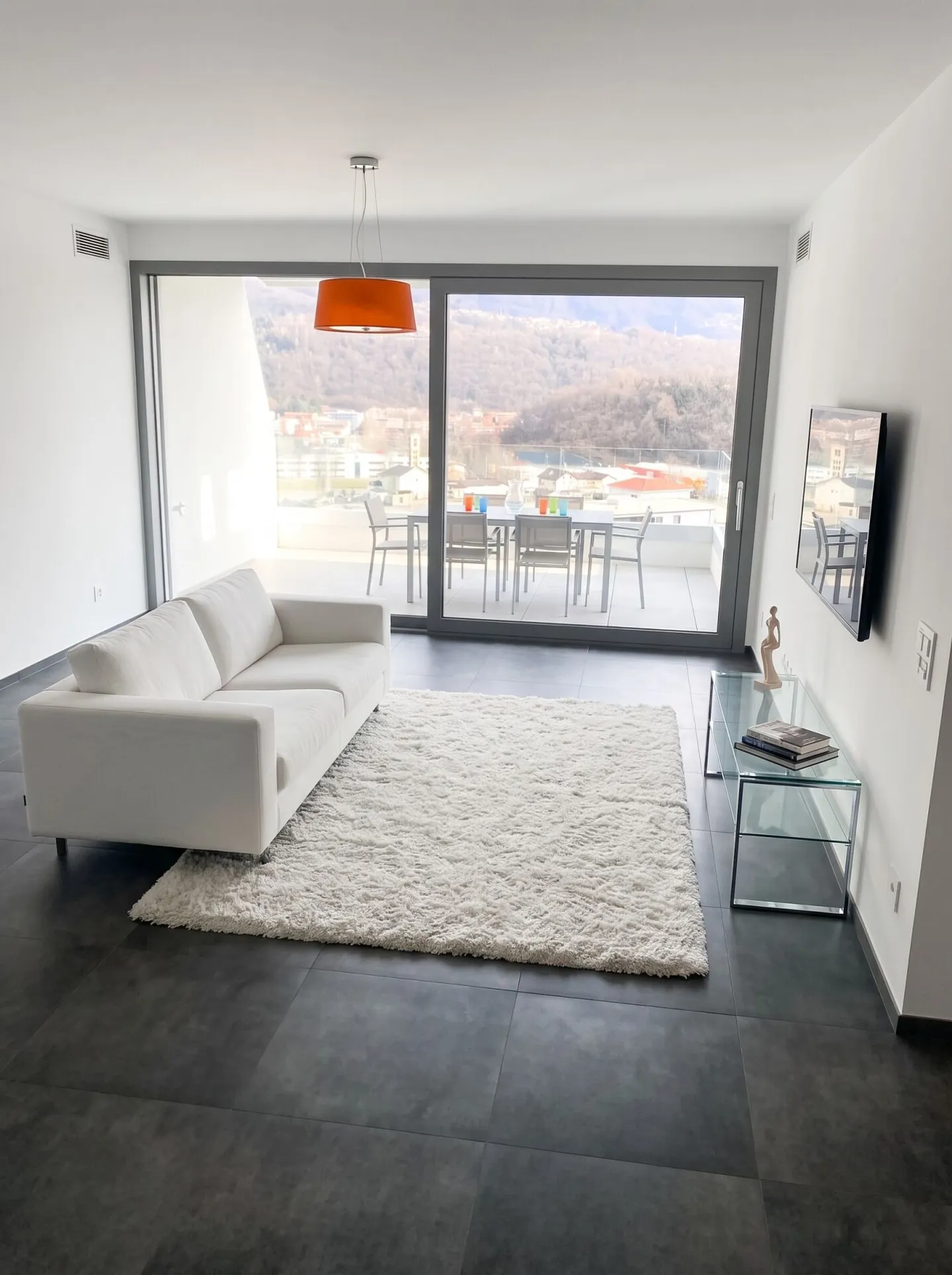 Geräumige 2.5-Zimmer-Wohnung mit Terrasse in Gravesano - Foto 2 von 5