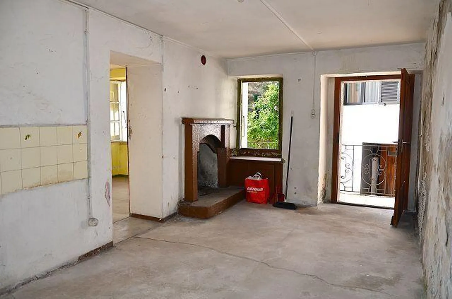 Maison dans le noyau de 5 pièces à rénover avec le rustique et le jardin... - Photo 4 sur 43