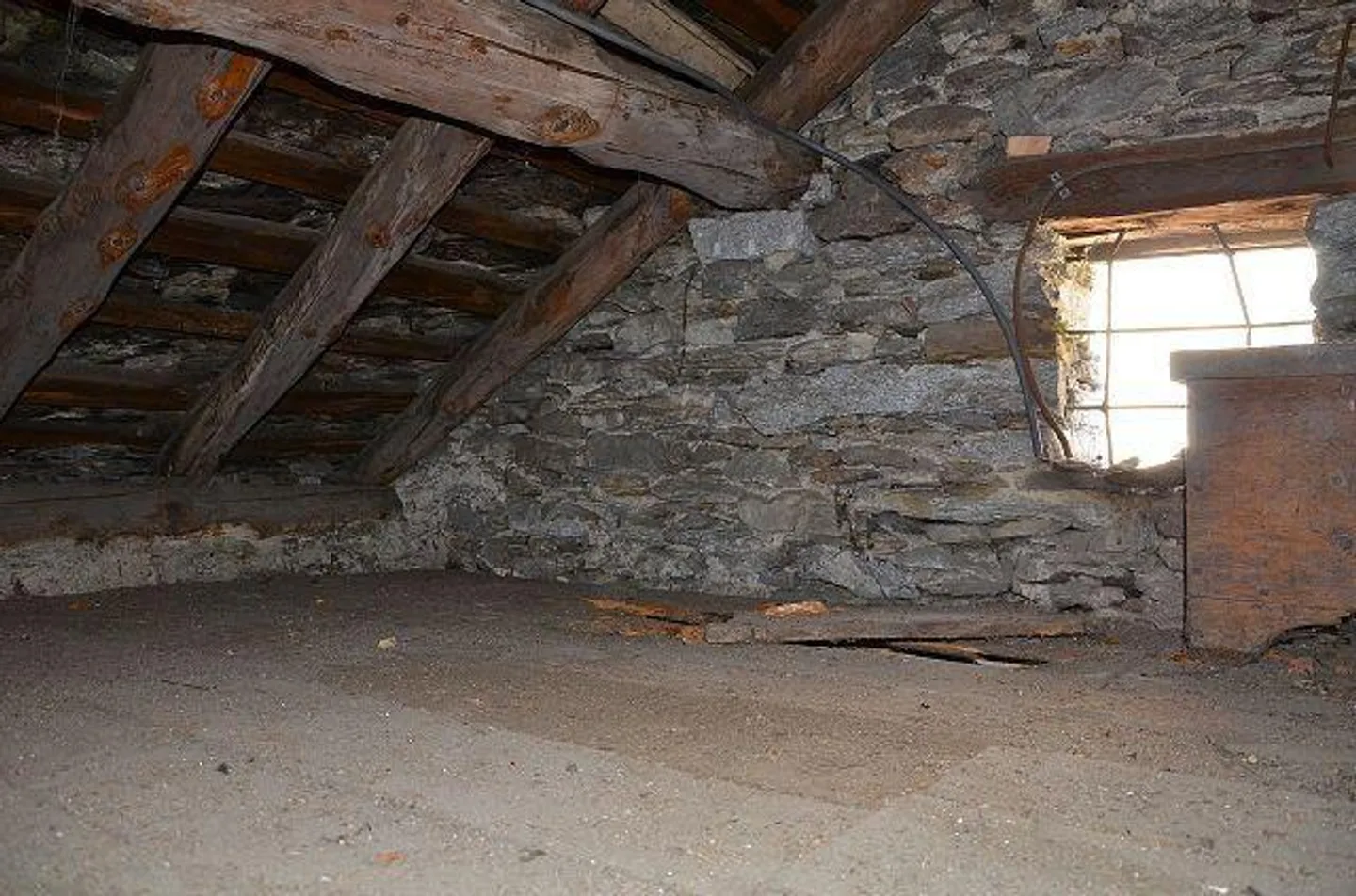 Maison dans le noyau de 5 pièces à rénover avec le rustique et le jardin... - Photo 15 sur 43