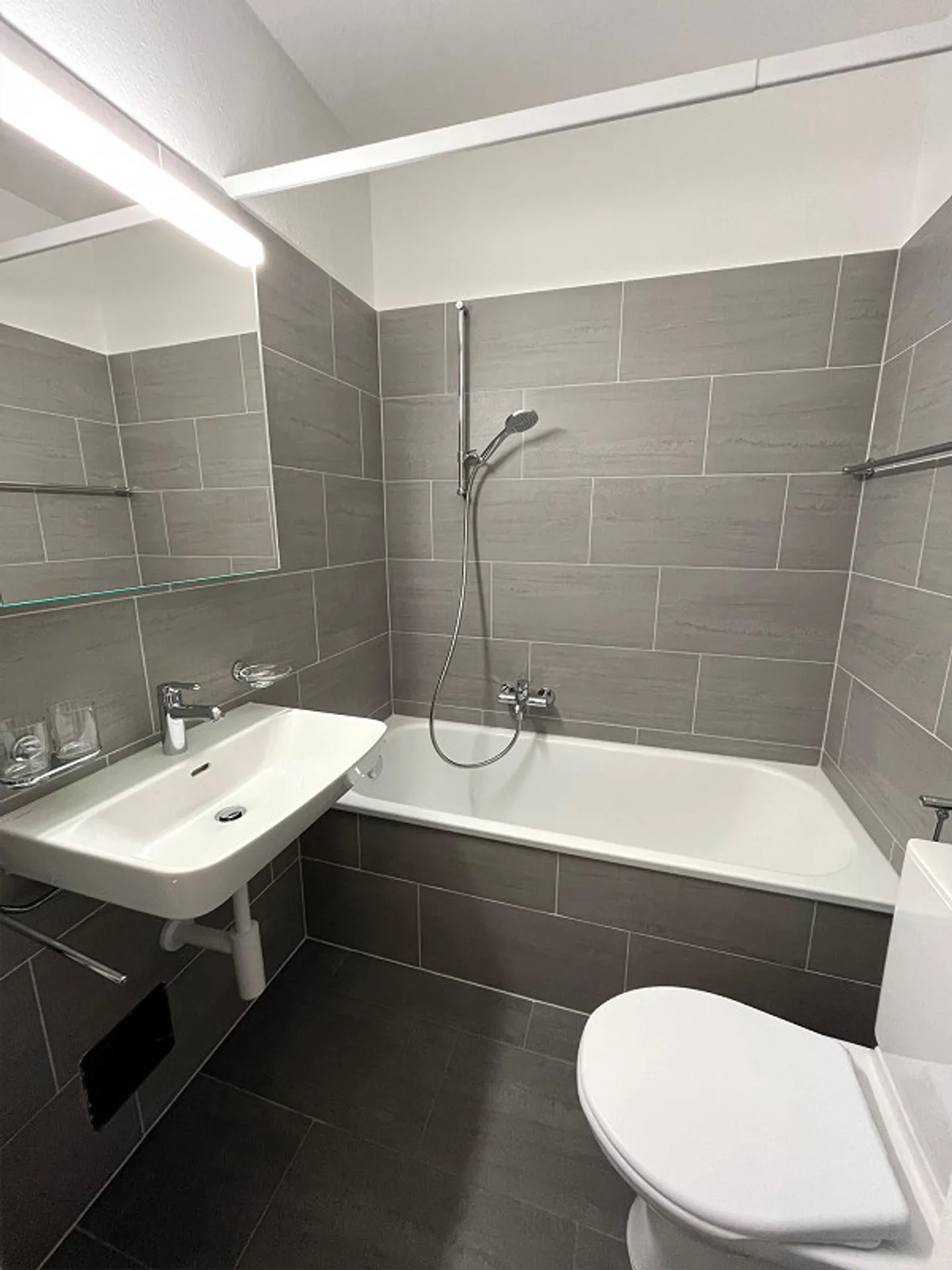 Completely renovated 3.5-room apartment in the heart of Laufen - Photo 1 of 6