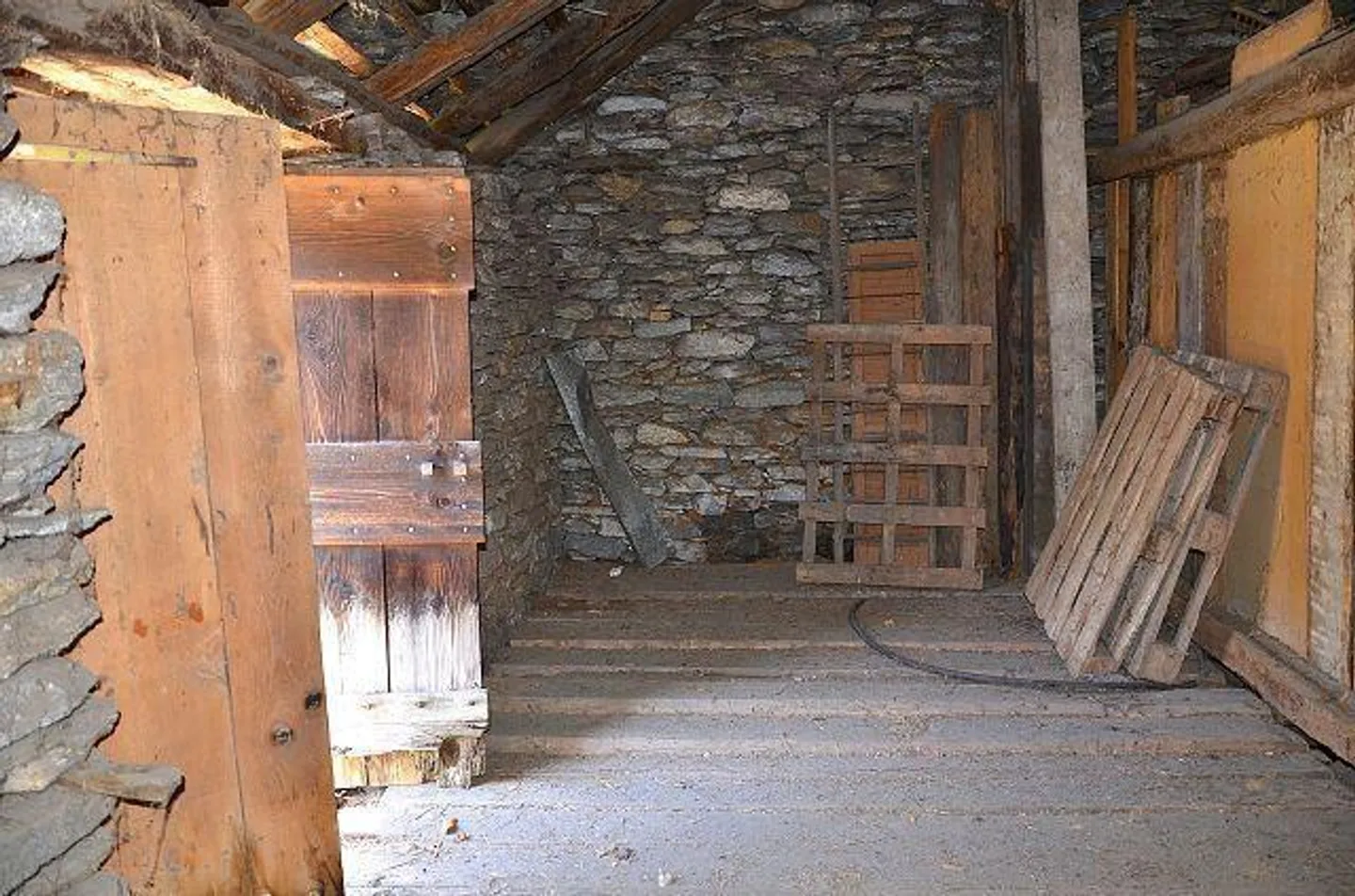 Maison dans le noyau de 5 pièces à rénover avec le rustique et le jardin... - Photo 23 sur 43