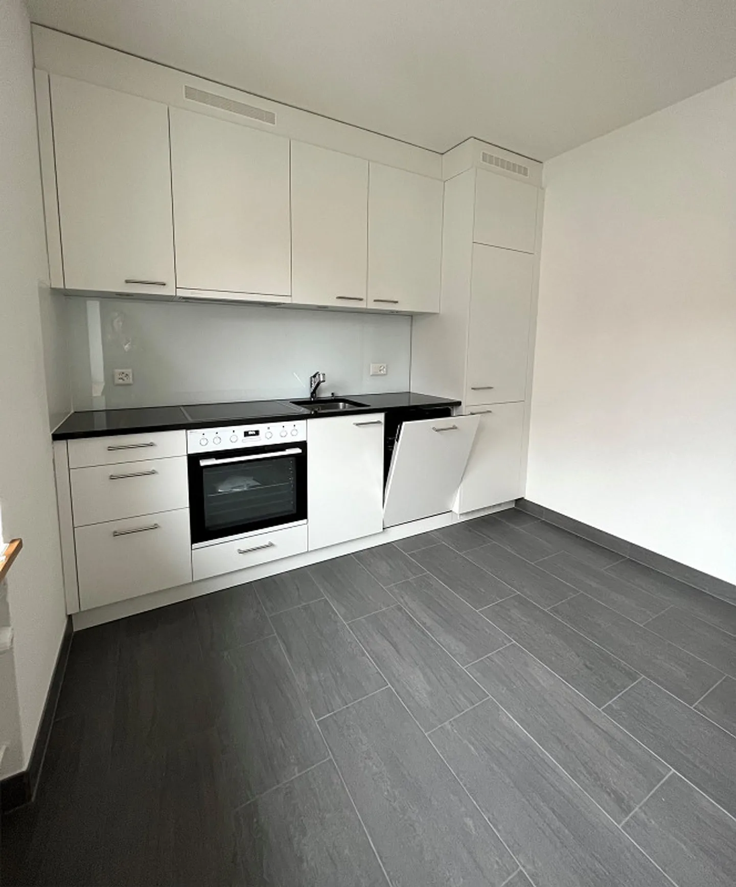 Completely renovated 3.5-room apartment in the heart of Laufen - Photo 2 of 6