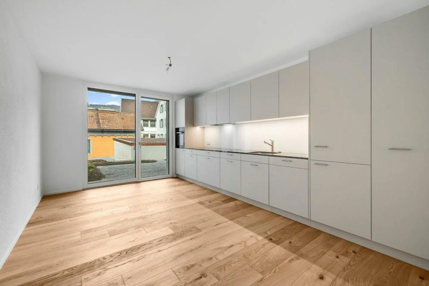 Primo affitto - Attraente appartamento con giardino di 3 1/2 locali con loggia e area salotto in giardino nel centro di Sissach - Foto 7 di 12