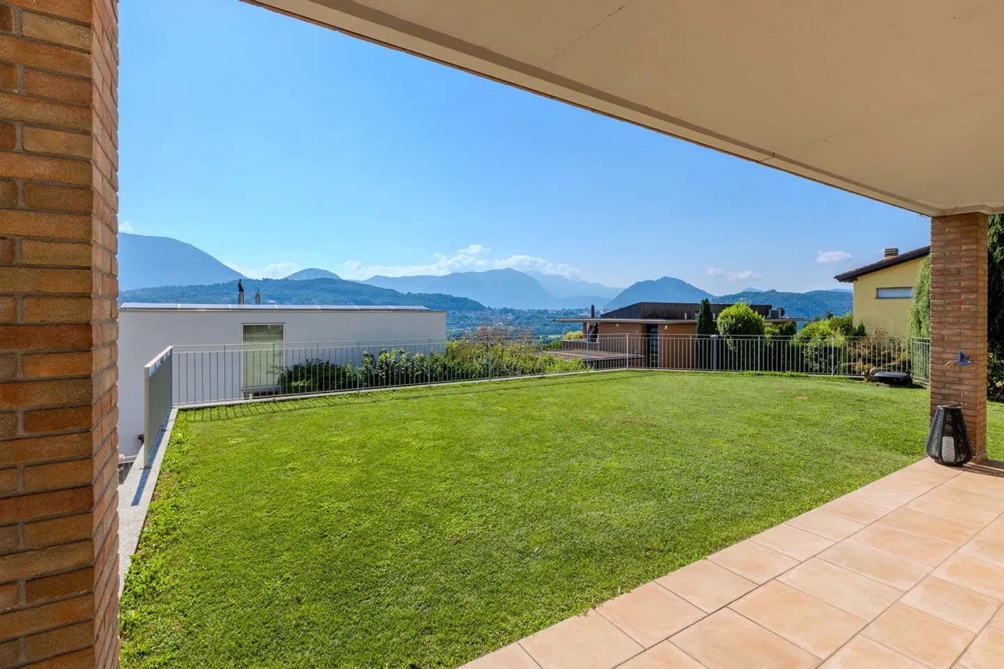 Magnificent and spacious 5.5-room villa with garden and pool in Manno - Photo 2 of 12