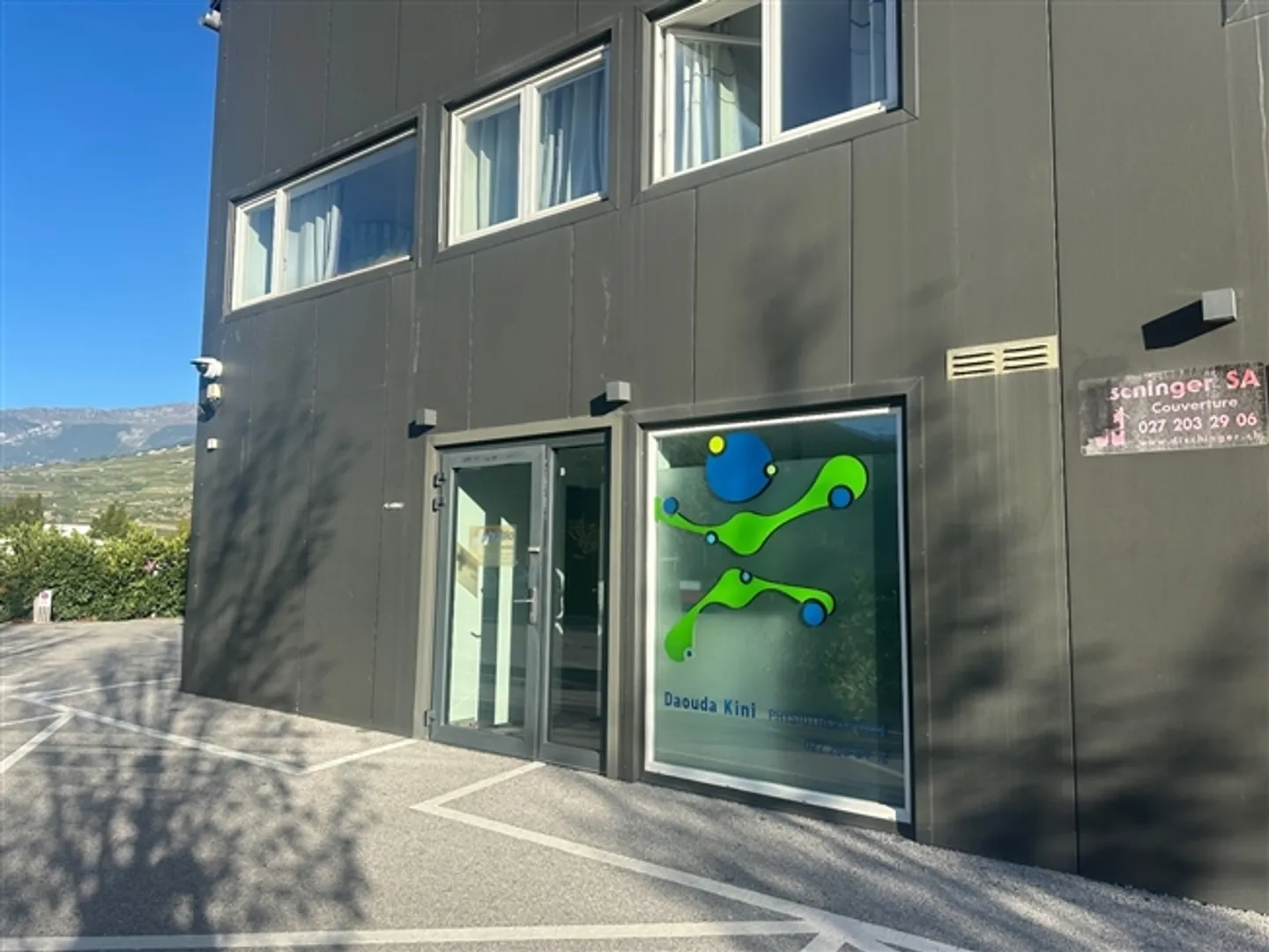 Espace commercial au rez-de-chaussée à Uvrier - Photo 1 sur 8