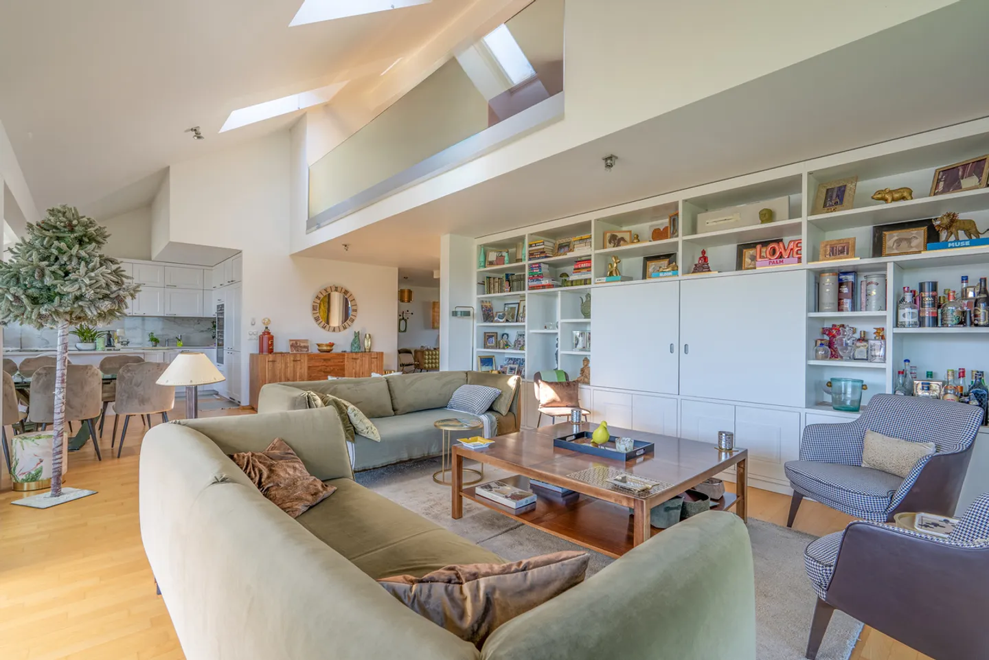 OFF MARKET! Exceptional duplex with lake view - Photo 4 of 12