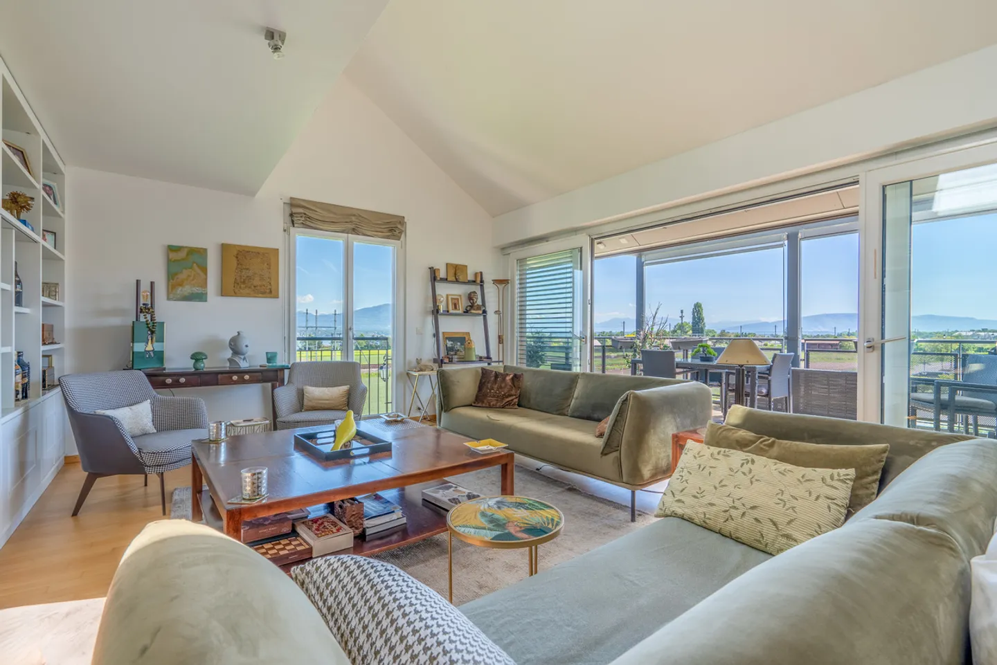 OFF MARKET! Exceptional duplex with lake view - Photo 6 of 12