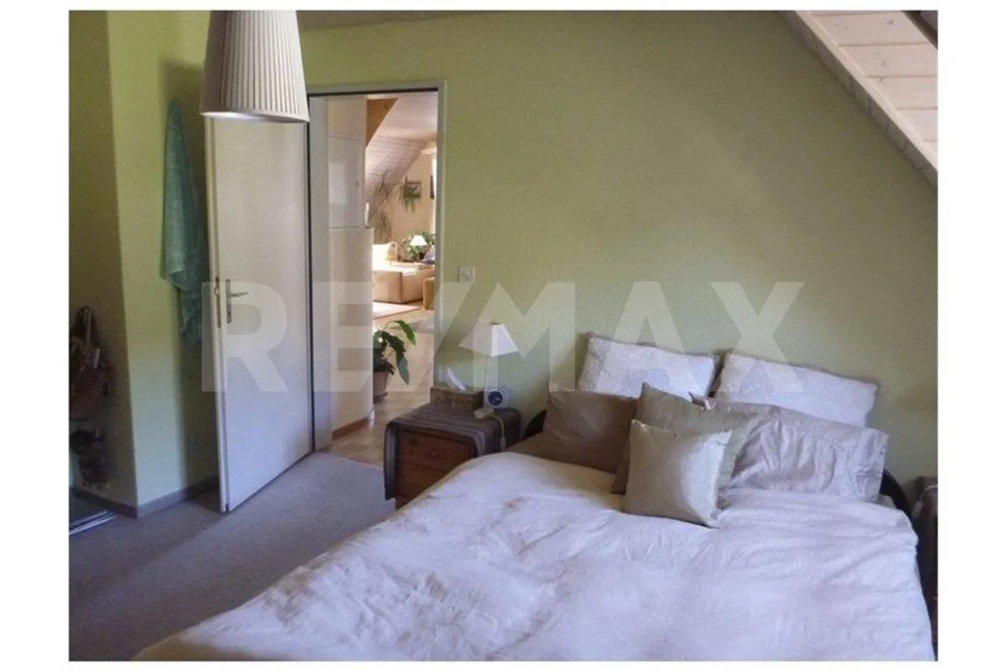 Modernes Zuhause auf zwei Ebenen - Foto 7 von 13