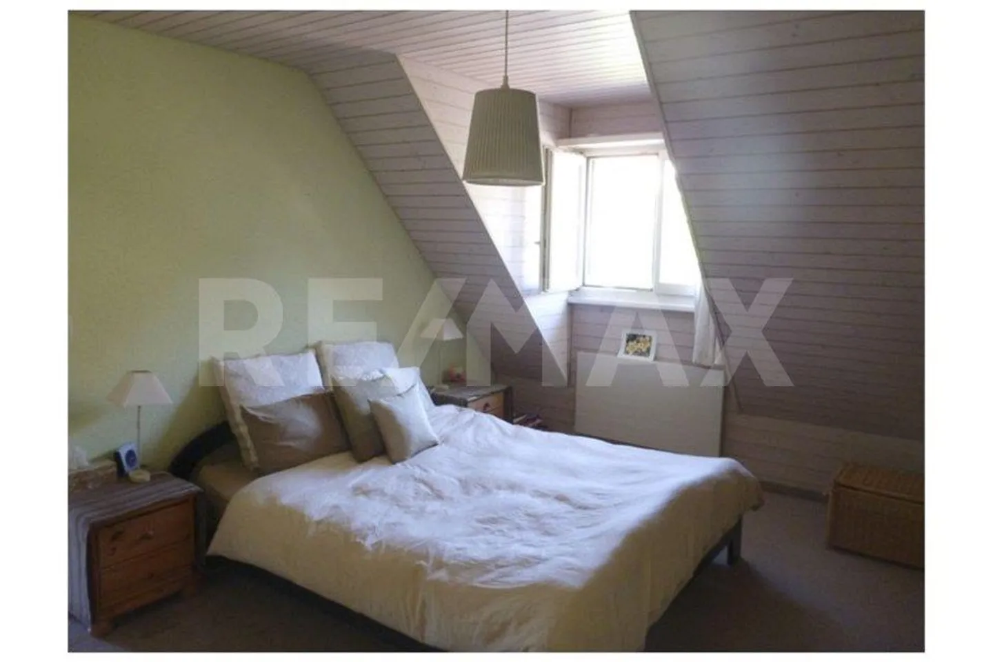 Modernes Zuhause auf zwei Ebenen - Foto 8 von 13