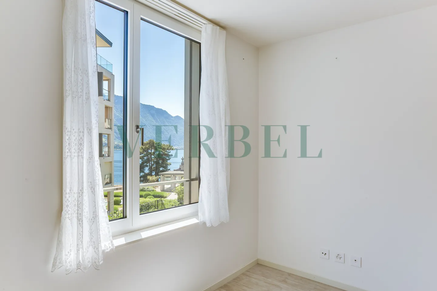 Appartement Lumineux avec Vue Lac - Photo 4 sur 9
