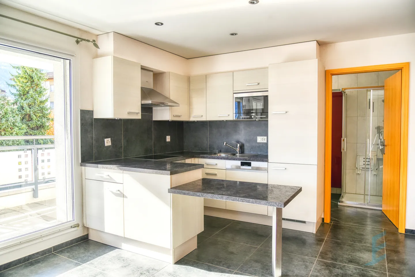 Exclusive 2 1/2 room apartment with large terrace on the 1st floor - Photo 3 of 11