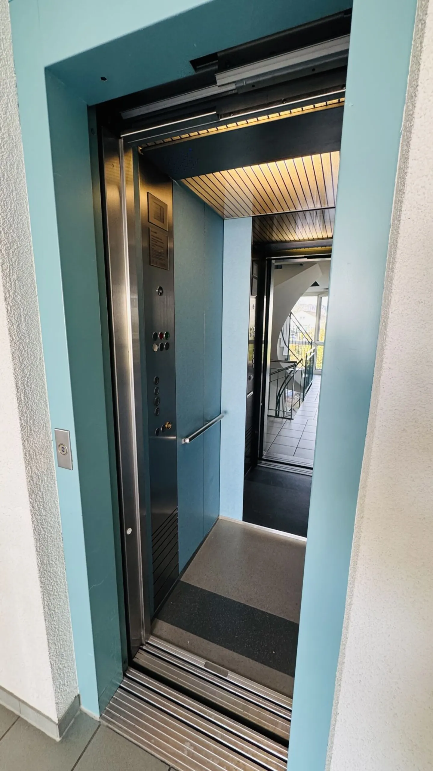 Bellissimo appartamento di 2,5 locali con ascensore, balcone, cantina, AEP e propria WM/TU - Foto 13 di 14