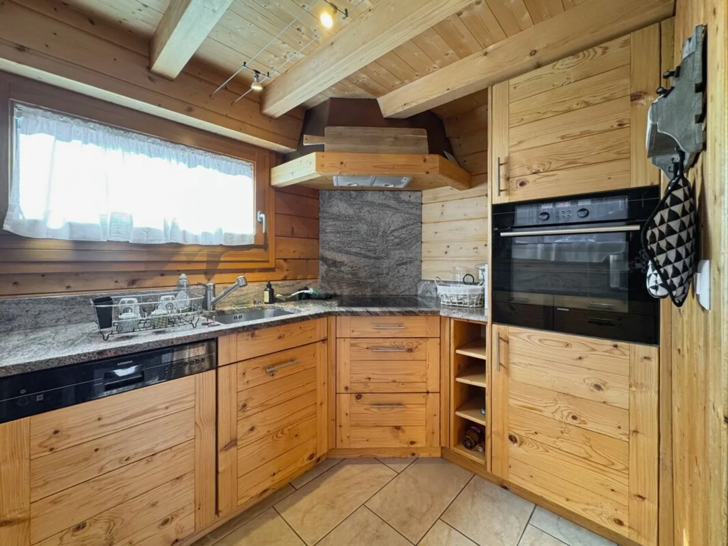 Chalet e terreno edificabile per 2 o addirittura 3 unità aggiuntive. - Foto 2 di 24