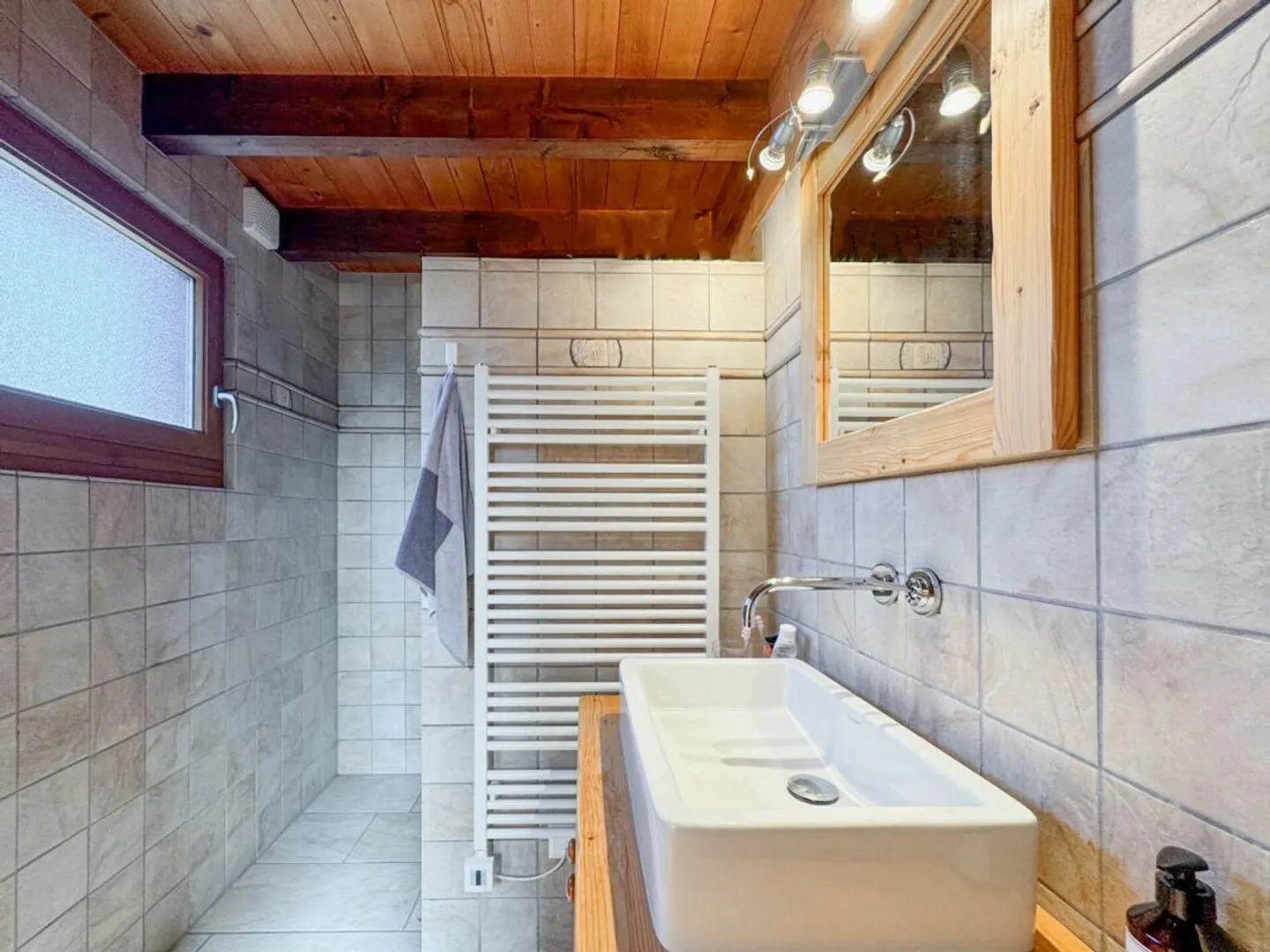 Chalet e terreno edificabile per 2 o addirittura 3 unità aggiuntive. - Foto 11 di 24